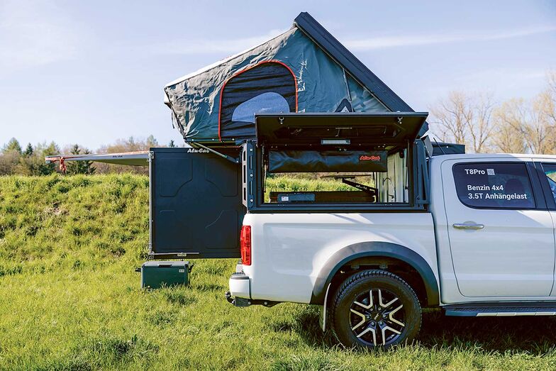 Ce véhicule est basé sur un pick-up à double cabine et allie ainsi la praticité au quotidien à des fonctionnalités de camping-car.