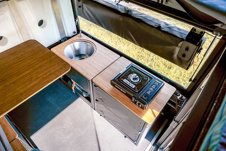 Selon la version, le T8Pro dispose d'équipements typiques d'un camping-car, tels qu'une cuisine, des sièges, des espaces de rangement et un réservoir d'eau.
