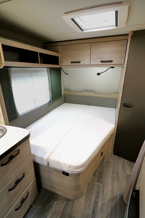 Le lit double en longueur à l’avant est doté d’un confortable matelas Evopore placé sur un sommier à lattes en bois.