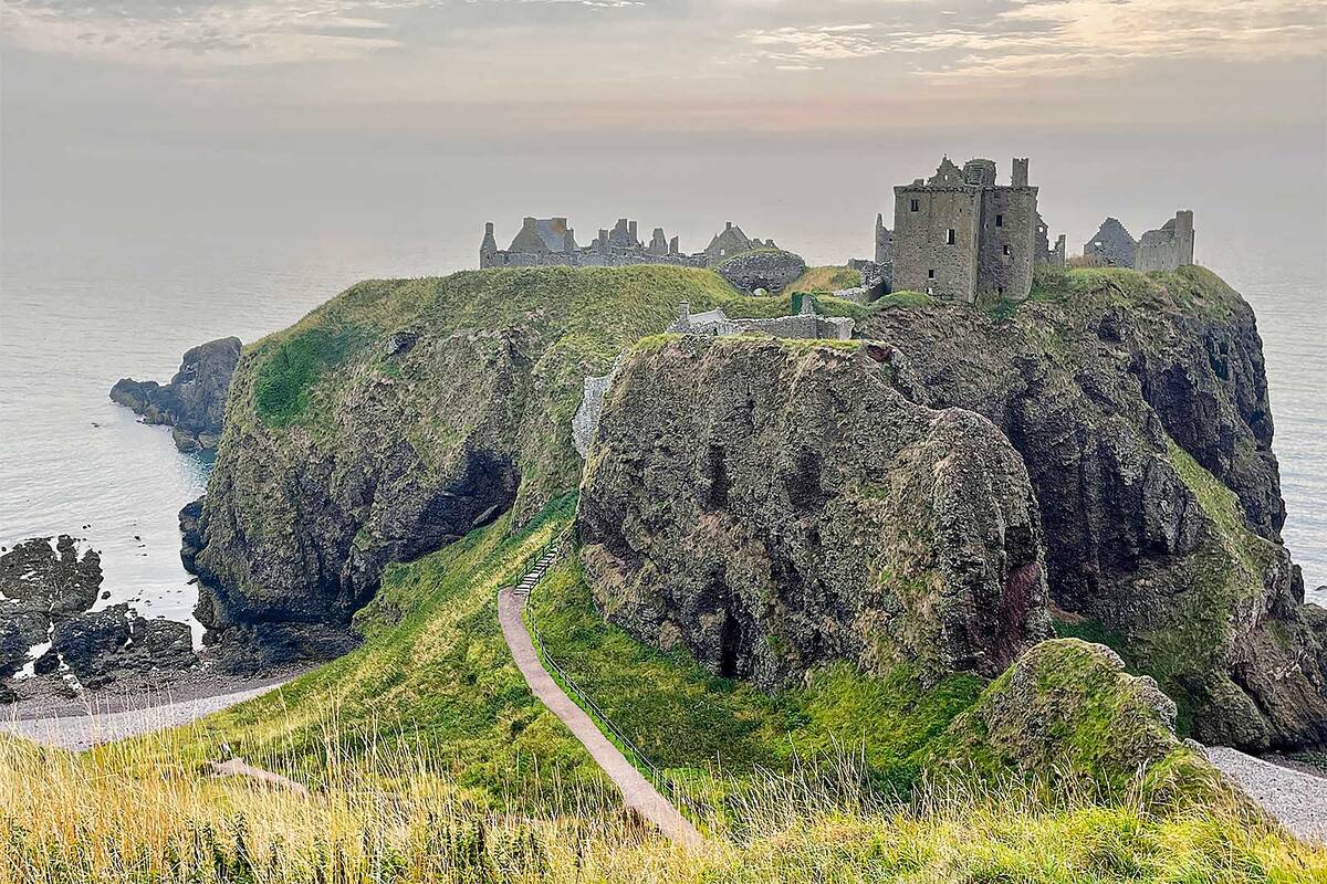 Dunnottar Castle, eine dramatische Burgruine auf den Klippen bei Stonehaven, erreichbar über einen steilen Fussweg mit rund 200 Stufen.