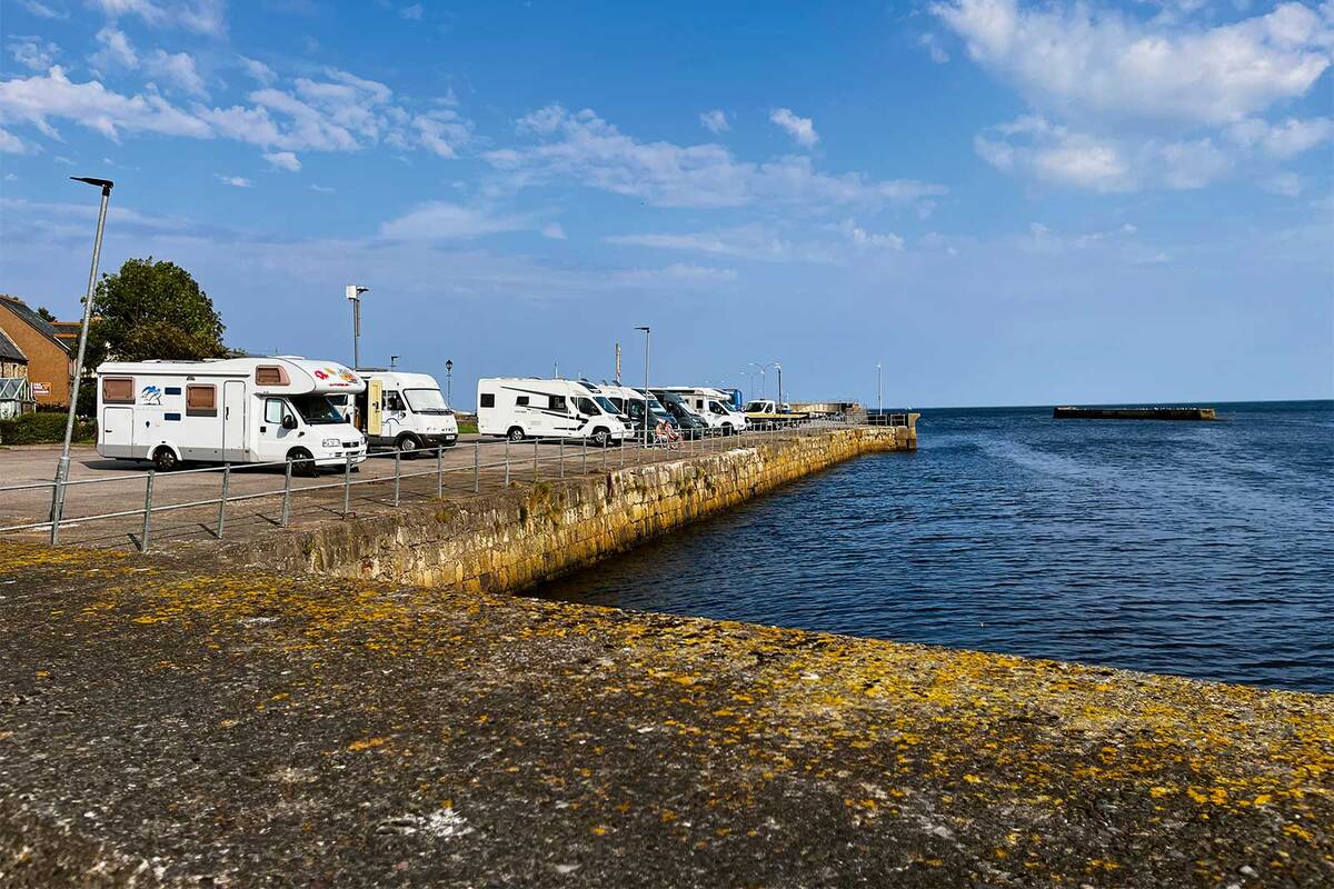 Helmsdale Harbour, ein beliebter Wohnmobil-Übernachtungsplatz an der schottischen Küste auf freiwilliger Spendenbasis.