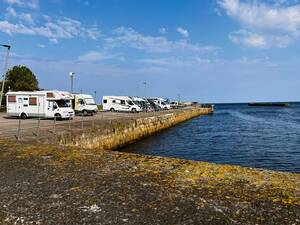 Helmsdale Harbour, ein beliebter Wohnmobil-Übernachtungsplatz an der schottischen Küste auf freiwilliger Spendenbasis.