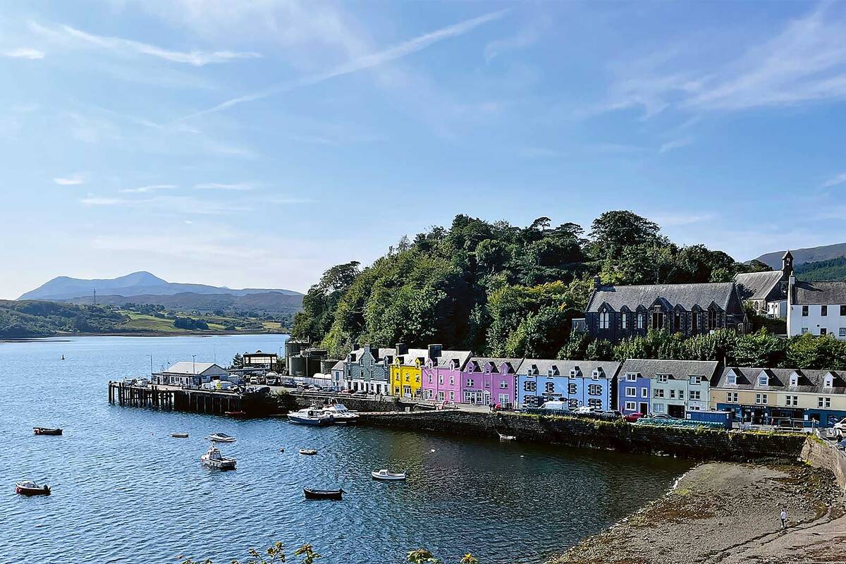 Der malerische Hafen von Portree, der Hauptort der Isle of Skye, ist bekannt für seine farbenfrohe Häuserreihe entlang der Uferpromenade.