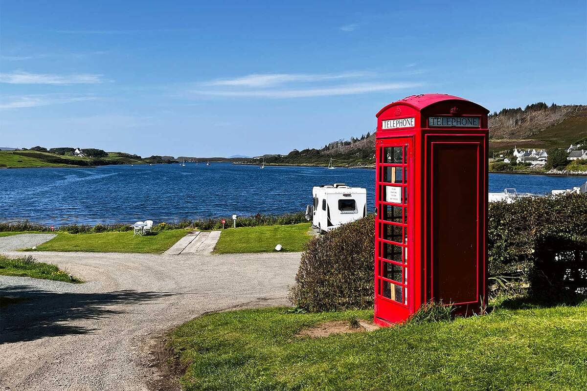 Der einzige Campingplatz auf Skye mit Uferlage am Loch Dunvegan und Dorfnähe. Manchmal lassen sich Robben, Vögel und sogar Adler beobachten.