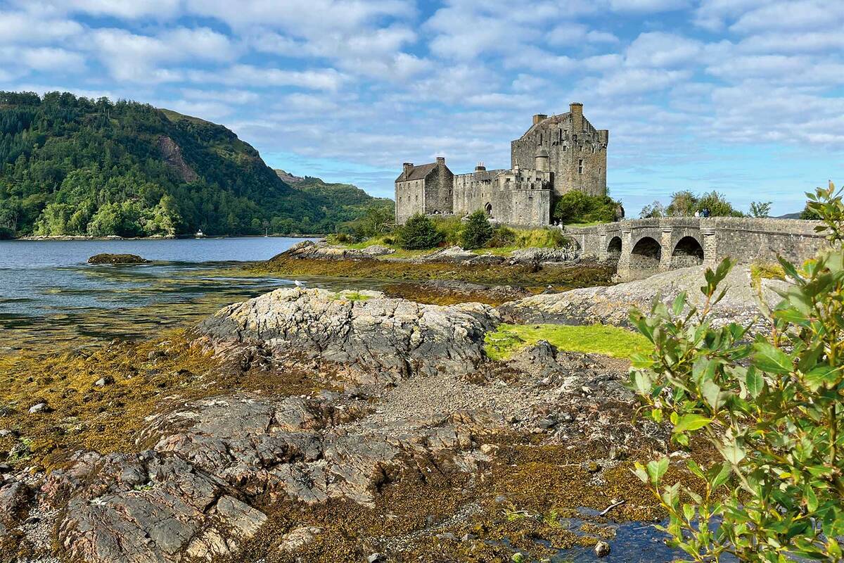Das Eilean Donan Castle im Westen Schottlands diente als Kulisse für mehrere Kinofilme, darunter Highlander und James Bond: Die Welt ist nicht genug.