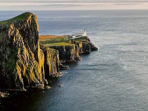 Neist Point, der westlichste Punkt der Isle of Skye, beeindruckt mit seinem Leuchtturm, dramatischen Klippen und ist ein beliebter Ort für Sonnen­untergänge und Walbeobachtungen.