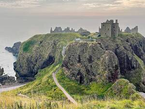 Le château de Dunnottar, une ruine spectaculaire perchée sur les falaises près de Stonehaven et accessible par un sentier escarpé de près de 200 marches.