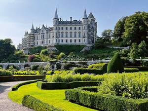 Le château de Dunrobin et ses 189 pièces est le plus grand édifice habité des Highlands du Nord, alors qu’il n’était au XIIIe siècle qu’une tour d’habitation.