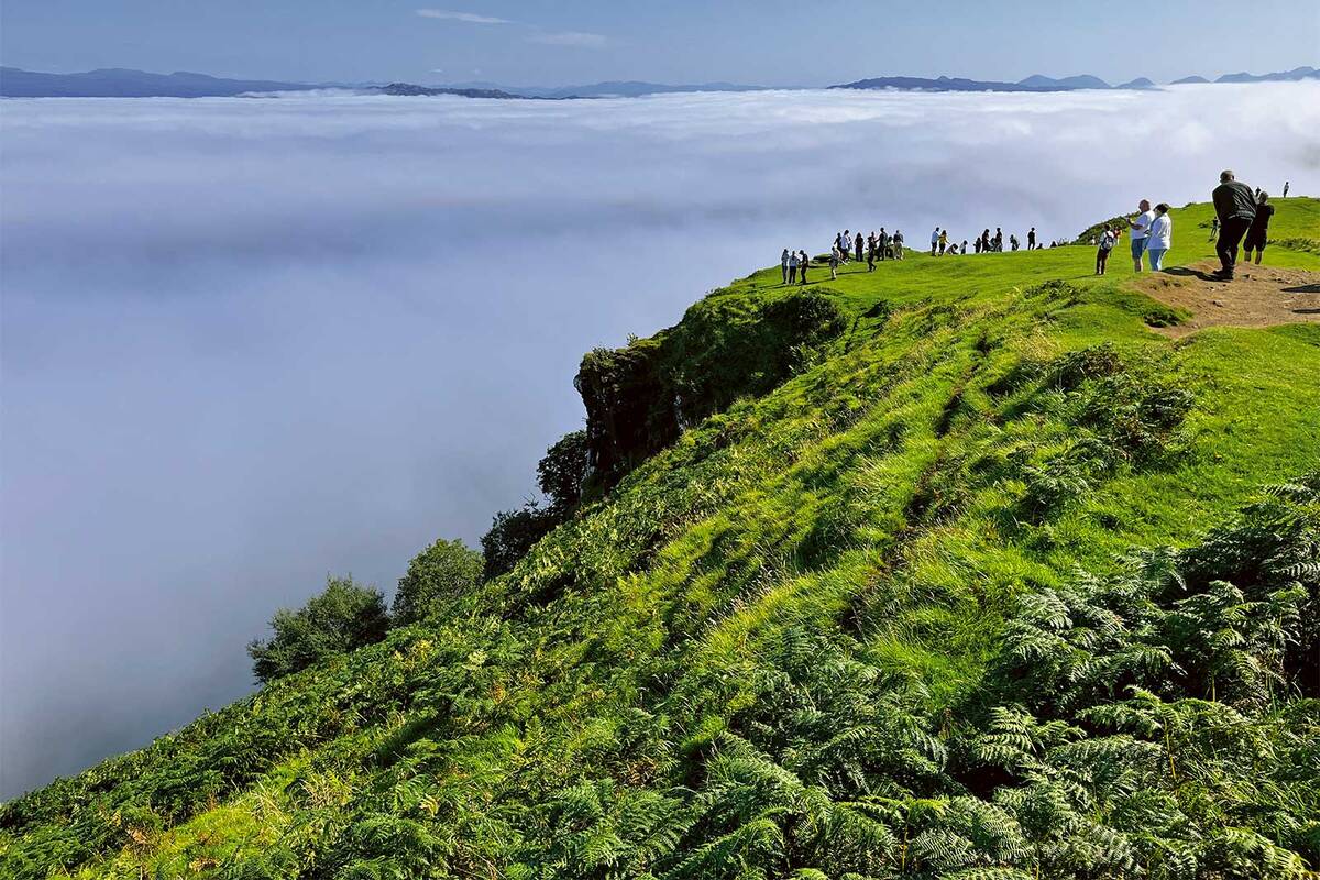 Randonner par-delà les nuages: près de Staffin, sur l’île de Skye, un spectacle naturel grandiose se déploie au-dessus de la couche de brouillard.