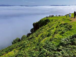 Randonner par-delà les nuages: près de Staffin, sur l’île de Skye, un spectacle naturel grandiose se déploie au-dessus de la couche de brouillard.