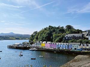 Le port pittoresque de Portree, la principale ville de l’île de Skye, est célèbre pour sa rangée de maisons colorées qui bordent le front de mer.