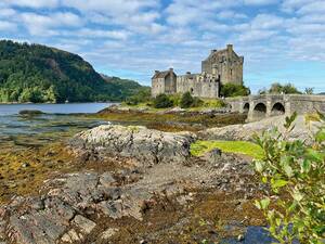 Le château d’Eilean Donan, à l’ouest de l’Écosse, a servi de décor à plusieurs films, dont Highlander et James Bond : « Le monde ne suffit pas ».