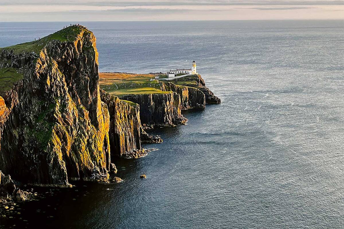 Neist Point, le point le plus à l’ouest de l’île de Skye, impressionne par son phare et ses falaises spectaculaires ; c’est un lieu très prisé pour admirer les couchers de soleil et observer les baleines.