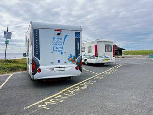 Aire de stationnement pour camping-cars située directement sur le port de Girvan, sur la côte ouest, et offrant une vue imprenable sur la mer et l’île d’Ailsa Craig.