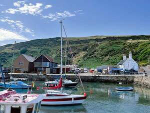 Le port pittoresque de Gourdon, sur la côte est de l’Écosse, et le Harbour Bar qui propose une place de stationnement via le réseau Brit-Stops.