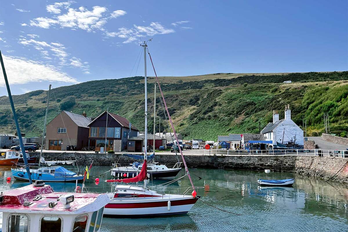 Le port pittoresque de Gourdon, sur la côte est de l’Écosse, et le Harbour Bar qui propose une place de stationnement via le réseau Brit-Stops.