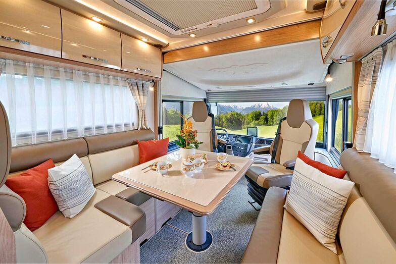 Dans un ton de beige chaleureux, les deux sièges à l’avant se tournent pour une dînette confortable.