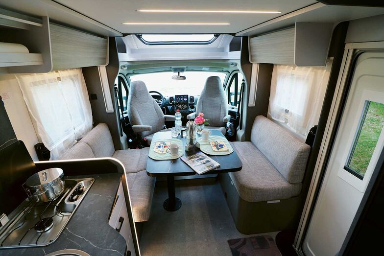 Le spacieux salon avec banquettes en face-à-face et plateau de table variable et l’aménagement clair confèrent à l’Etrusco une agréable sensation de bien-être.