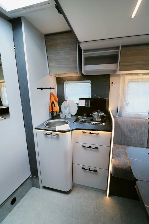 Malgré des dimensions compactes, l’élégante cuisine avec placard inférieur en L offre un plan de travail et un espace de rangement suffisants.