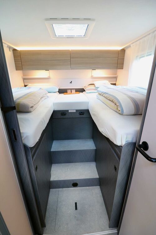 Les matelas en mousse haute densité de plus de deux mètres placés sur des sommiers à lattes en bois fixes offrent un sommeil réparateur. L’accès par les deux grandes marches s’avère également aisé.