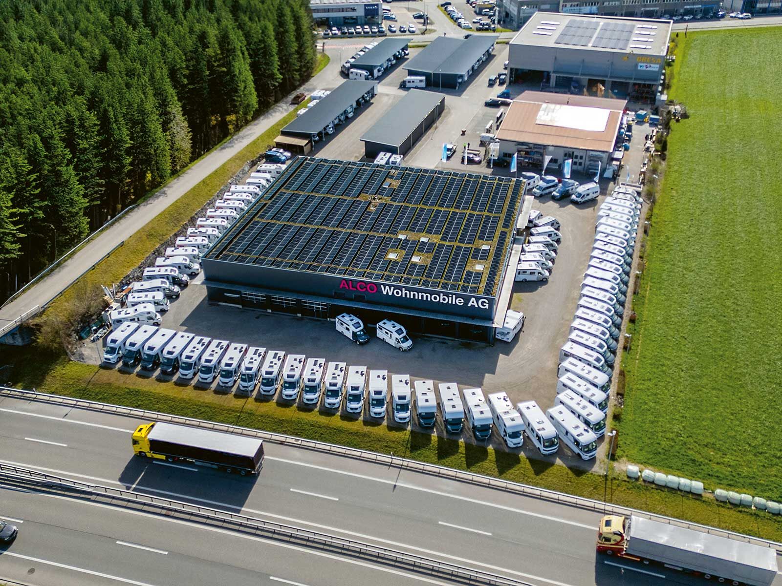 Juste à temps pour son 30e anniversaire, Alco Wohnmobile vient d’installer sur le toit du bâtiment de l'entreprise de grands panneaux solaires.