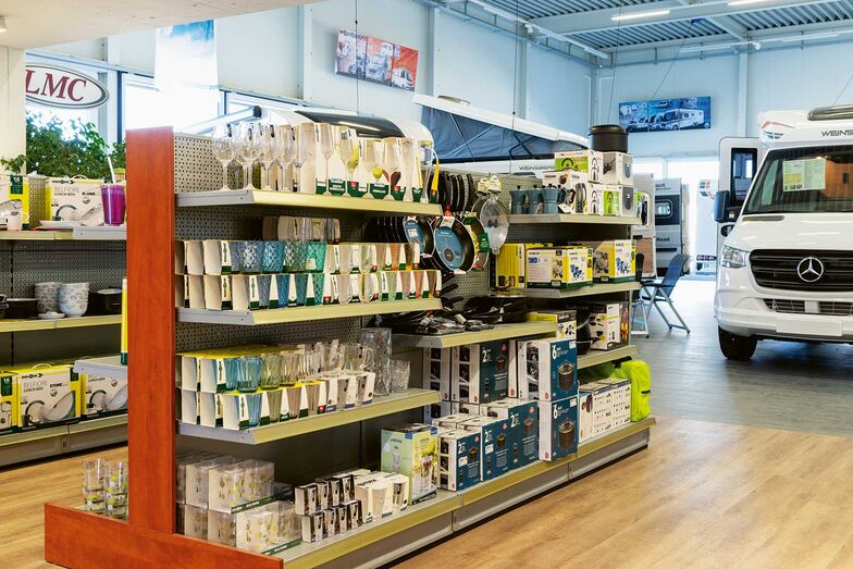 Dans la boutique bien garnie, les clients et usagers de la route Nord-Sud en détresse trouveront de nombreux accessoires et produits de camping.