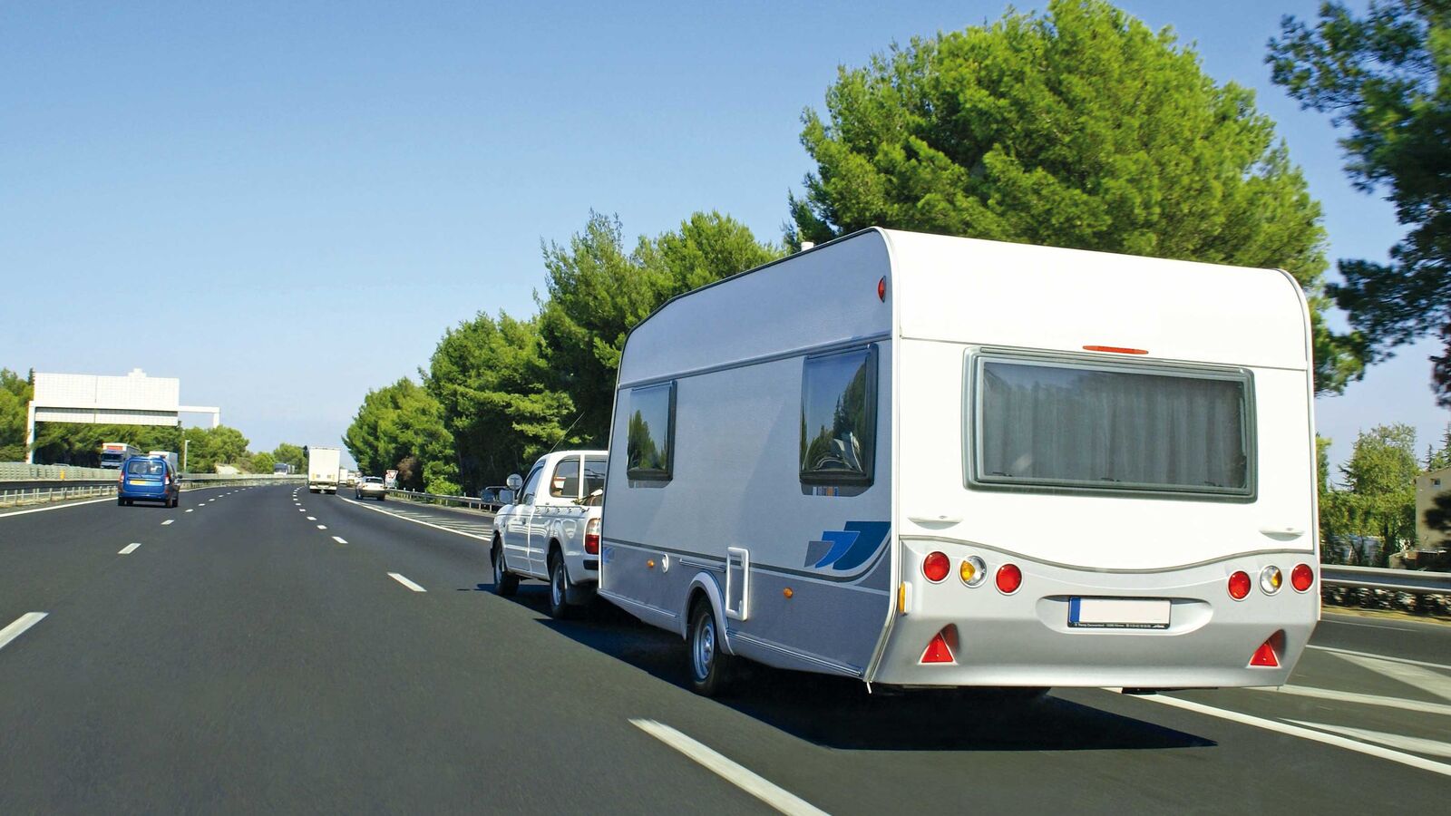 À partir du 1er janvier 2021, les voitures automobiles légères avec remorque, dont le poids total de la remorque ne dépasse pas 3,5 t, peuvent rouler sur les semi-autoroutes et les autoroutes suisses à la vitesse de 100 km/h.