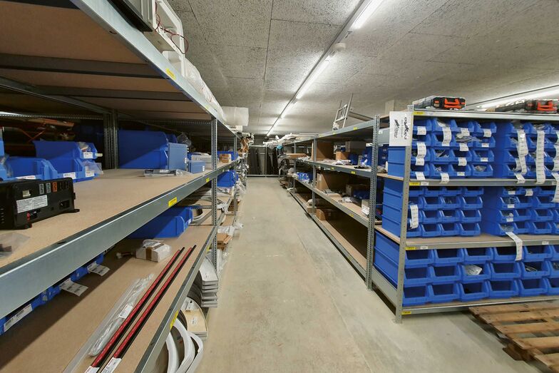 Un grand entrepôt de pièces de rechange com-plète l'extension du centre au service du client.