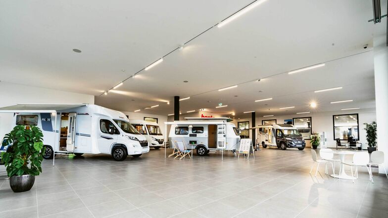 L’entrée, spacieuse, avec une sélection de modèles exposés.