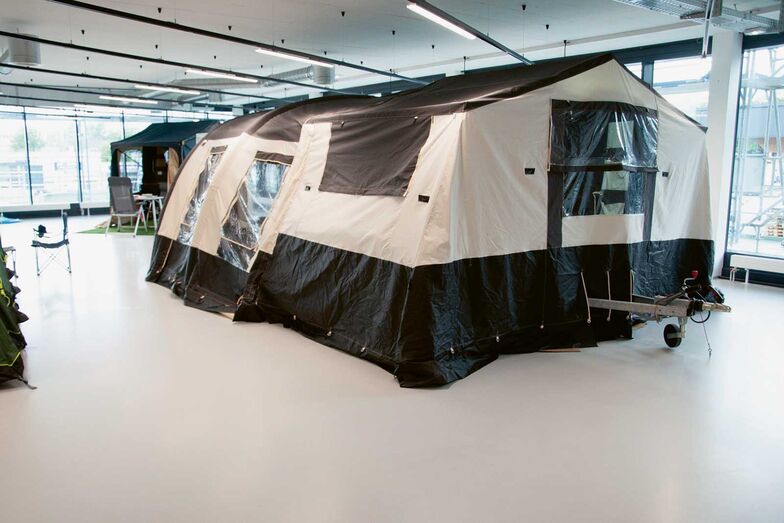Dietsche Caravan Camping AG commercialise des caravanes pliables Trigano et Raclet. Les modèles sont exposés au premier étage de la boutique de camping.