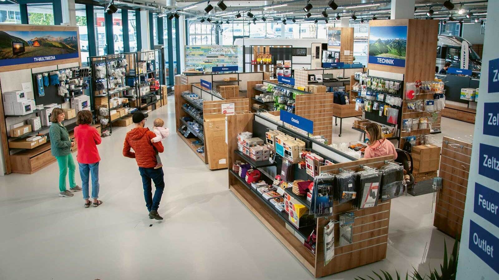 Dans la boutique bien garnie, on trouve tous les accessoires de camping.