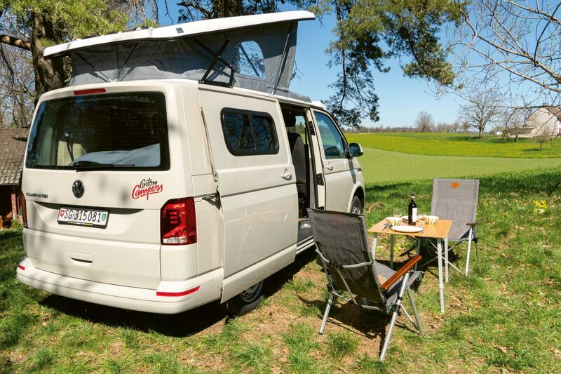 Les toits relevables sont installés pour les campeurs.