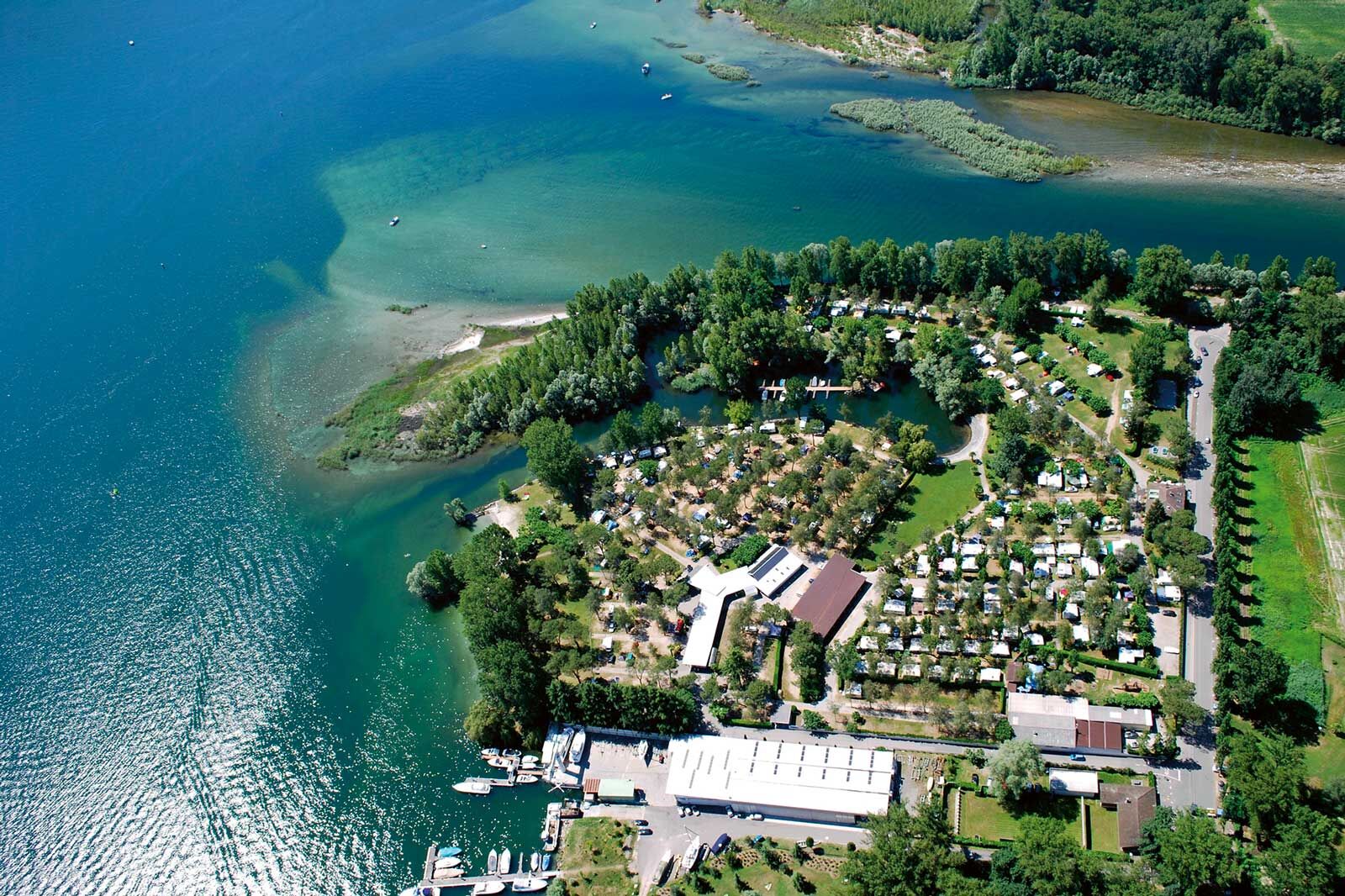 Le camping Delta est situé directement au bord du lac Majeur, dont les eaux sont d'un bleu éclatant.