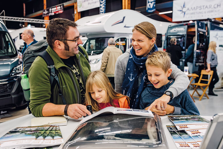 Le nombre record de visiteurs au Suisse Caravan Salon témoigne de l’engouement continu du public pour le caravaning.