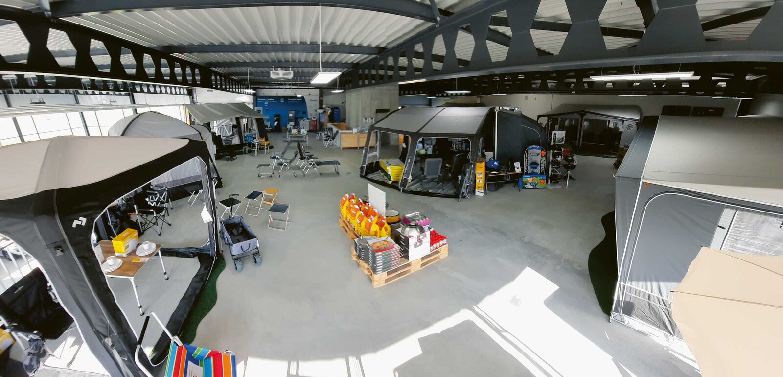 Il y a plus de place pour les auvents et les accessoires dans le hall d'exposition chez Caravans Zimmermann AG.