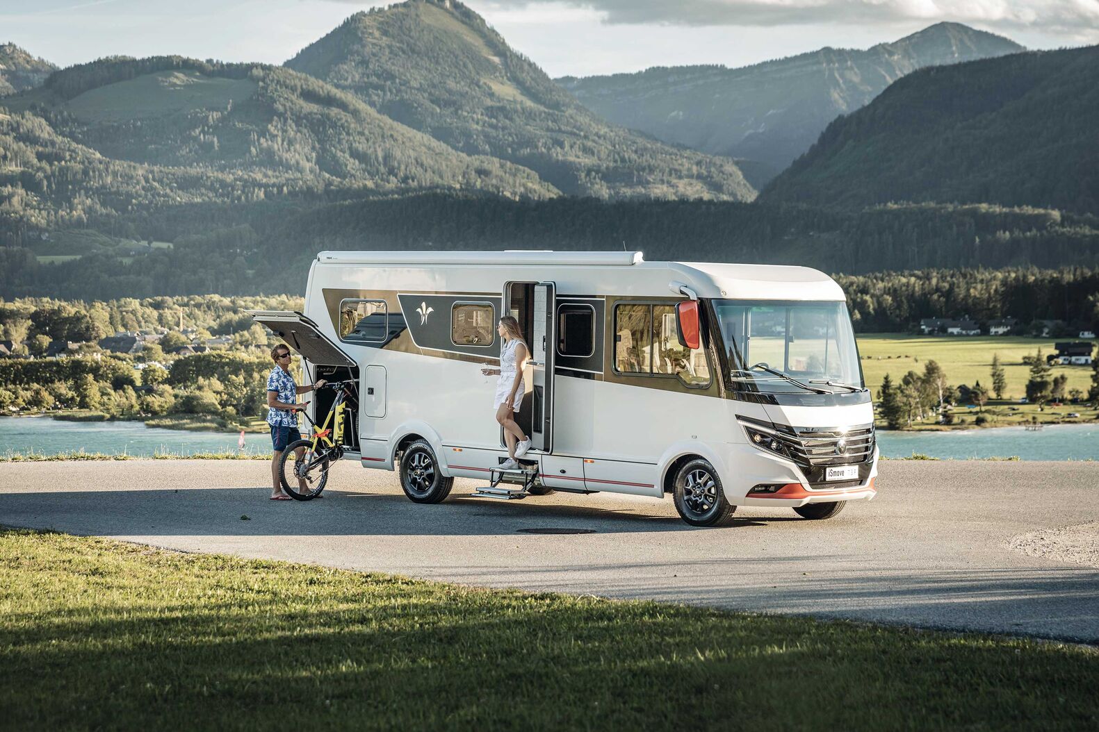 Smove par Niesmann+Bischoff GmbH : Jusqu’à maintenant, lorsque l’on souhaitait opter pour la catégorie compacte des moins de 3,5 tonnes, il fallait faire des concessions en termes d’espace et de réserve de charge. Avec sept créations brevetées, notamment en architecture et équipement d’intérieur, Niesmann+Bischoff est parvenue à concevoir iSmove, un intégral offrant beaucoup plus d’espace et de réserve de charge que ce que l’on pouvait jusqu’à maintenant attendre dans cette catégorie. On y trouve notamment une étagère de cuisine qui s’abaisse par commande électrique, une banquette pivotante avec ceinture, un lit pavillon slim et une paroi coulissante dans la salle de bains. Avec un champ de vision entièrement dégagé à travers l’ensemble du véhicule et une acoustique naturelle due aux parois intérieures recouvertes de feutre, l’iSmove offre une sensation d’espace entièrement nouvelle. Un concept d’éclairage innovant avec des panneaux vitrés modernes pour la commande des spots dans un plafond anthracite crée une ambiance luxueuse à la tombée de la nuit.