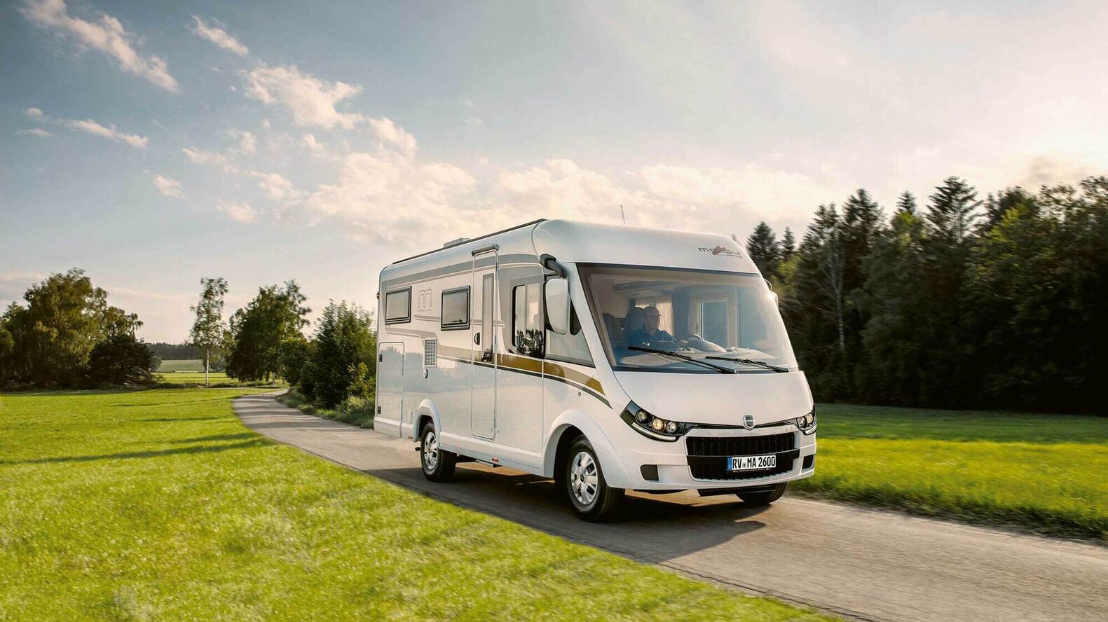Génération M de Malibu : C’est le modèle intégré qui offre la meilleure vision panoramique. L’armature du tableau de bord rabaissée et le pare-brise également placé à un niveau bas offrent une vue optimale sur la chaussée : après seulement 2,77 mètres, on aperçoit la route, soit le meilleur résultat parmi les camping-cars intégrés.