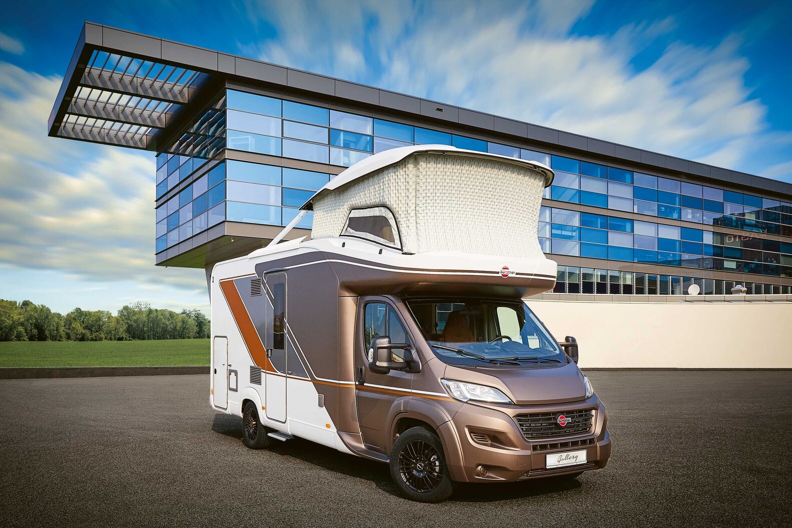 Bürstner Lyseo Gallery : Avec le Lyseo Gallery, Bürstner présente un camping-car innovant et d’un tout nouveau genre qui combine les avantages d’un modèle profilé à ceux d’un modèle capucine. Cerise sur le gâteau : le Gallery peut soulever et abaisser son toit. Il en résulte un camping-car aérodynamique et nettement plus économe en carburant. À l’arrêt, le toit hybride est monté à l’aide d’air comprimé et d’une technologie de chambre à air spécialement développée. Un escalier fixe permet d’accéder facilement et en toute sécurité au deuxième étage avec chambre à coucher XXL, table et sièges.