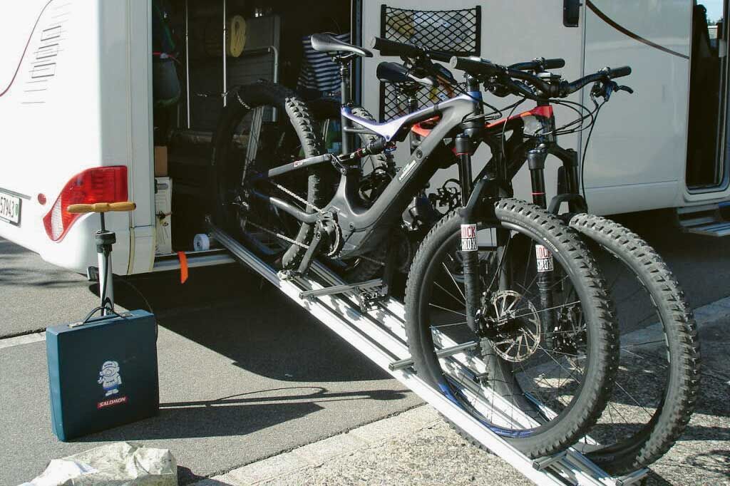 Porte-vélo pour soute de Womo-Tech-CH : Charly Sutter, Jahrgang 1945, ist gelernter Charly Sutter, né en 1945, est outilleur de profession et retraité depuis 2010. Pour ce passionné de VTT et de camping-car, le transport de vélos en camping-car est particulièrement important. Il a donc mis au point un porte-vélo parfaitement adapté aux soutes et fondé Womo-Tech-CH. Cette start-up commercialise aujourd’hui avec succès cette structure de 9 kg, qui utilise l’espace de manière optimale et offre une excellente maniabilité.