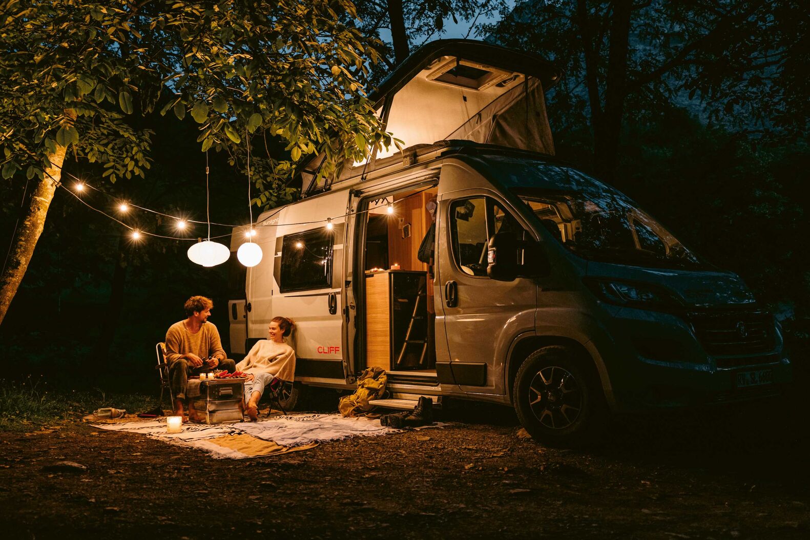 Sunlight Cliff RT : En 2022, Sunlight a également lancé le Cliff en variante RT (Roof Top). Même avec le plus grand toit relevable de la branche, le Cliff RT reste extrêmement mince, avec une largeur de 205 cm. Dans le même temps, les modèles Cliff RT offrent beaucoup d’espace pour les utilisateurs et leur équipement.