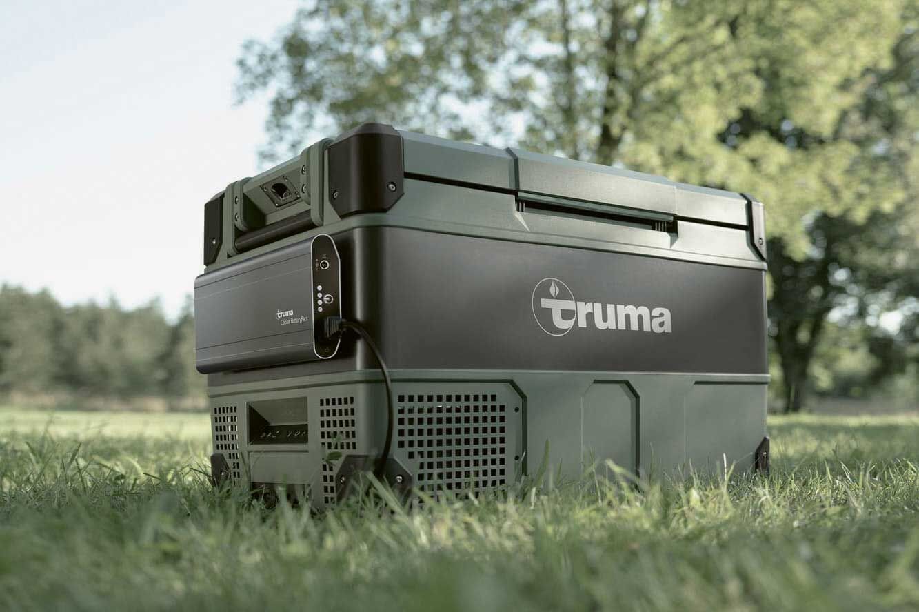 Truma Cooler BatteryPack : En combinaison avec la Truma Cooler, le Truma Cooler BatteryPack garde au frais vos boissons et vos aliments pendant 18 heures avec seulement six heures de charge. C’est le complément idéal pour toutes les glacières Truma Cooler. Point fort du BatteryPack : la batterie légère adhère magnétiquement aux glacières, ce qui en rend la manipulation particulièrement facile. Cela permet également d’utiliser la glacière lorsqu’elle est débranchée.
