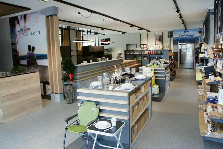 Le grand espace d’exposition extérieur est complété par un nouveau bâtiment avec showroom lumineux, accueil, grande boutique de camping, lounge clients, locaux commerciaux et un service clients complet.