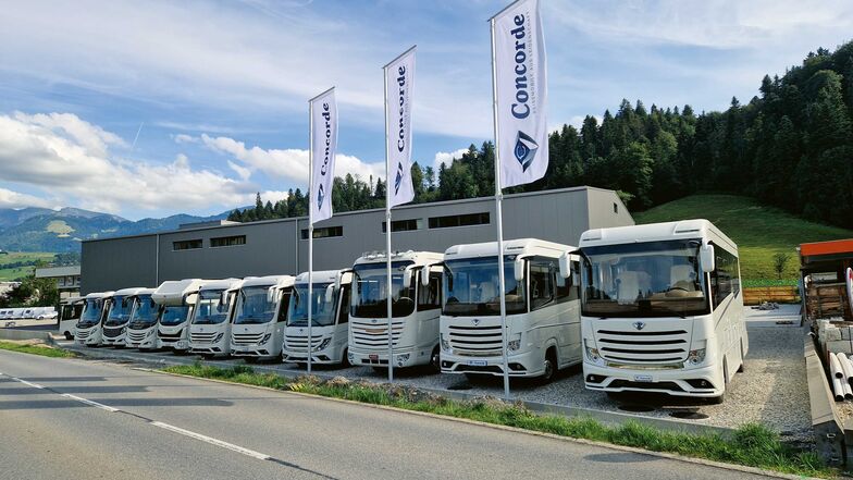 L’impressionnant alignement de grands camping-cars Concorde permet de se rendre compte des exigences auxquelles le nouvel atelier devait répondre.