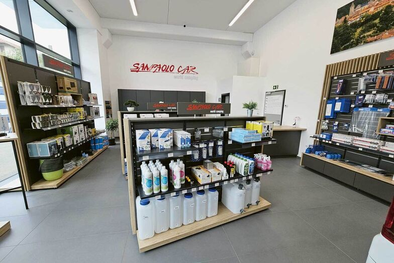 Une boutique d’accessoires propose les produits essentiels à la vie en camping.