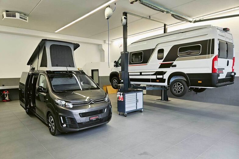 Les travaux de réparation et d’entretien sont effectués non seulement dans l’atelier, mais si nécessaire, directement dans les campings tessinois.