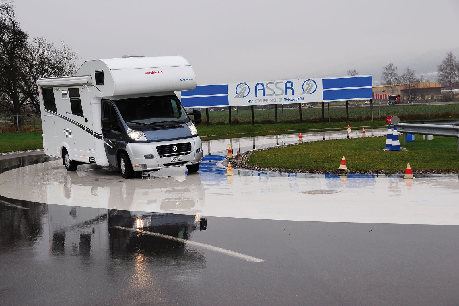 Il faut s’exercer pour rétablir la trajectoire d’un camping-car dans un virage ou lors d’un changement de trajectoire. Pour cela, l’ASSR offre l’occasion rêvée.