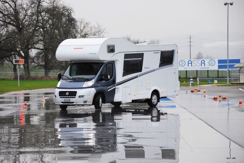 On pratique également le freinage d’urgence. C’est l’allongement de la distance de freinage en cas de sol mouillé ou glissant qui étonne le plus les participants.