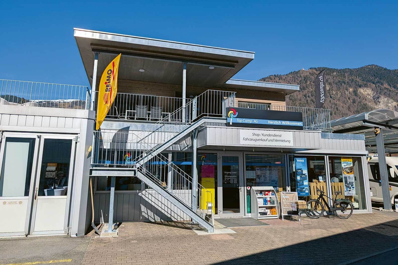 Top Camp AG regroupe tout sous un même toit : accessoires de camping, atelier pour l’aménagement de véhicules, vente de véhicules et location de camping-cars.