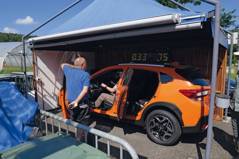 À l’aide du simulateur nous effectuons des essais de freinage, testons le temps de réaction et la pression sur la pédale de frein.