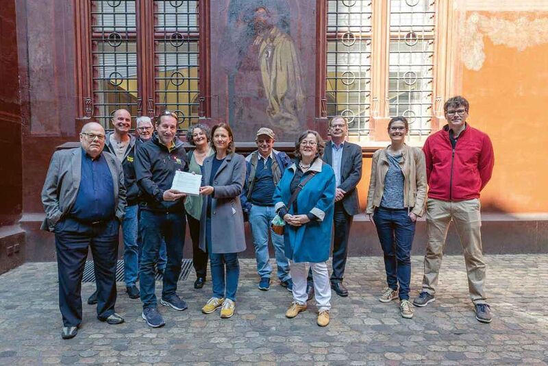 L’association dépose la pétition pour des aires de stationnement à Bâle avec l’appui de plus de 1100 signatures.